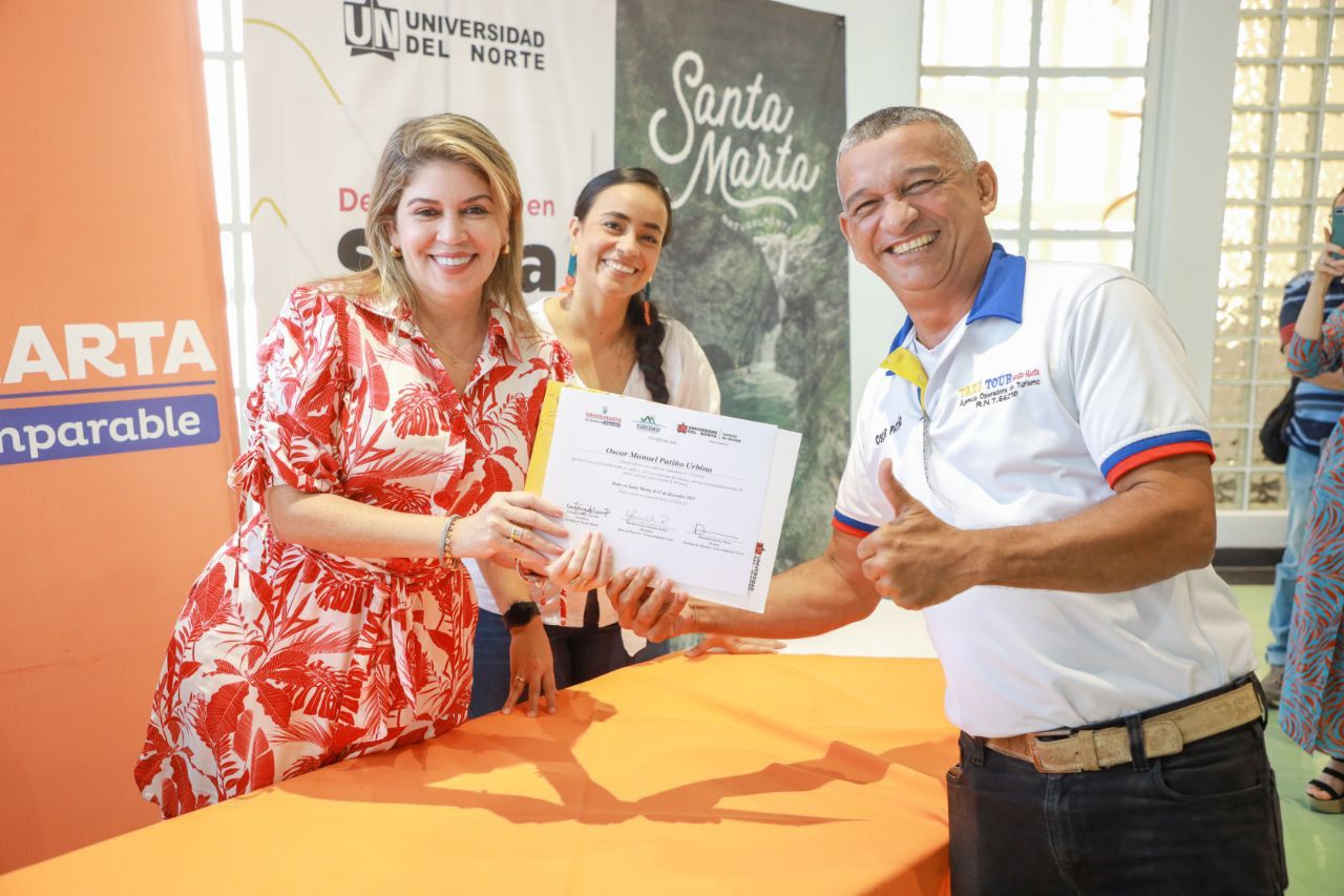 Alcaldesa Virna Johnson entrega certificados a 70 prestadores turísticos capacitados en idioma inglés