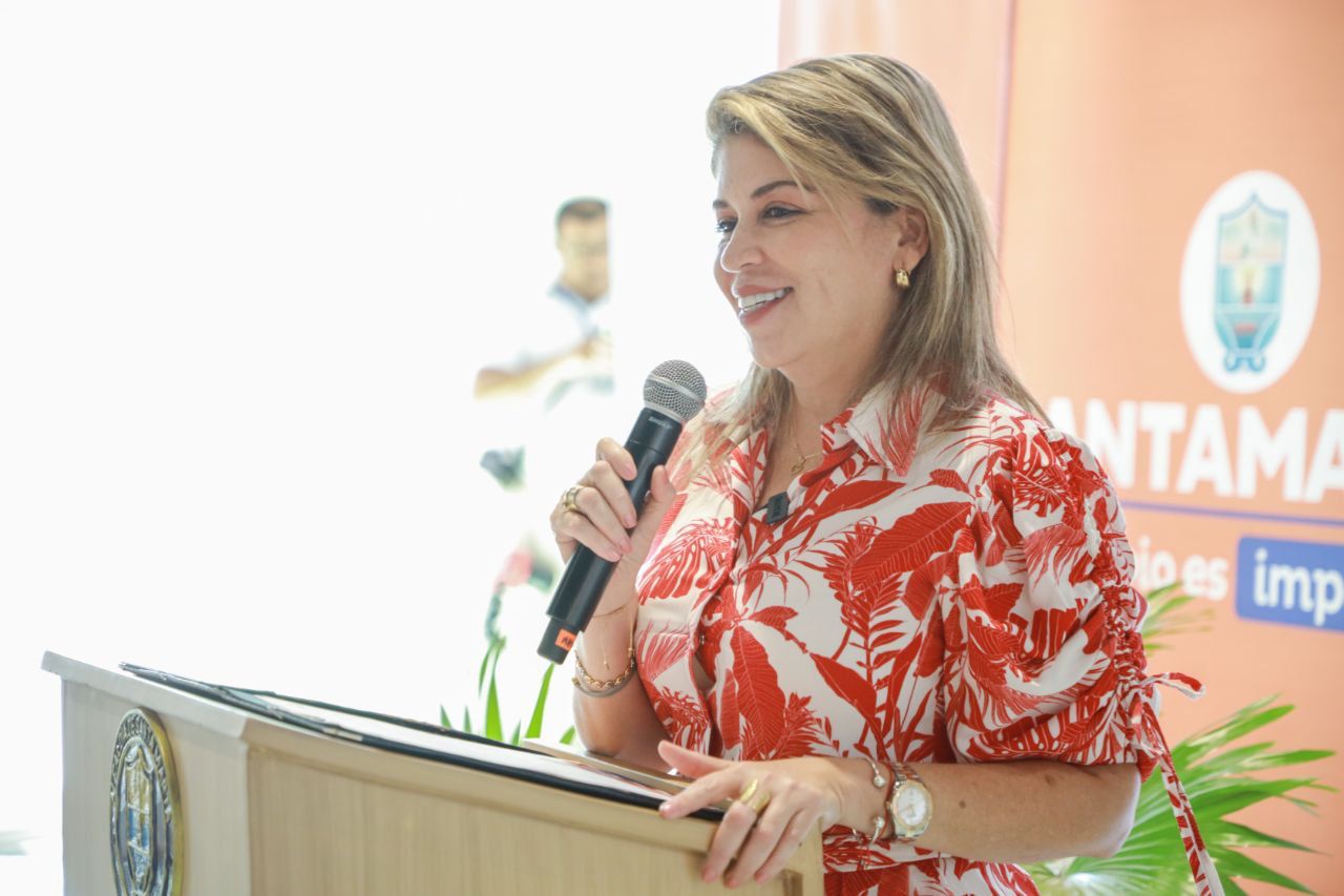 Alcaldesa Virna Johnson entrega certificados a 70 prestadores turísticos capacitados en idioma inglés