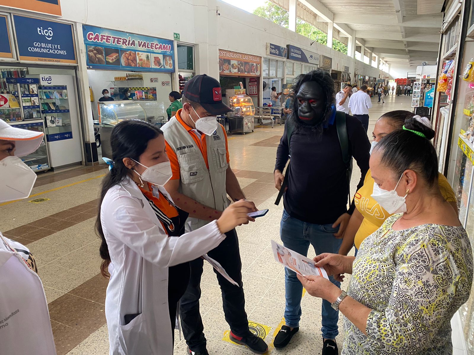 Alcaldía sensibiliza a viajeros de la Terminal de Transportes sobre la prevención de la viruela del mono