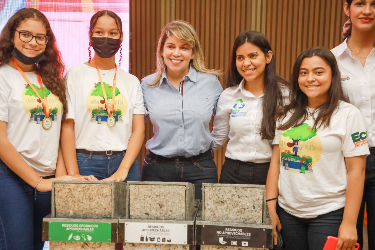 Alcaldesa Virna Johnson premió a los ganadores del Concurso Grupos Eco-lógicos Escolares