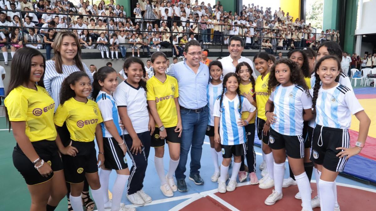 Distrito renovó y modernizó el coliseo del Inem Simón Bolívar Distrito renovó y modernizó el coliseo del Inem Simón Bolívar