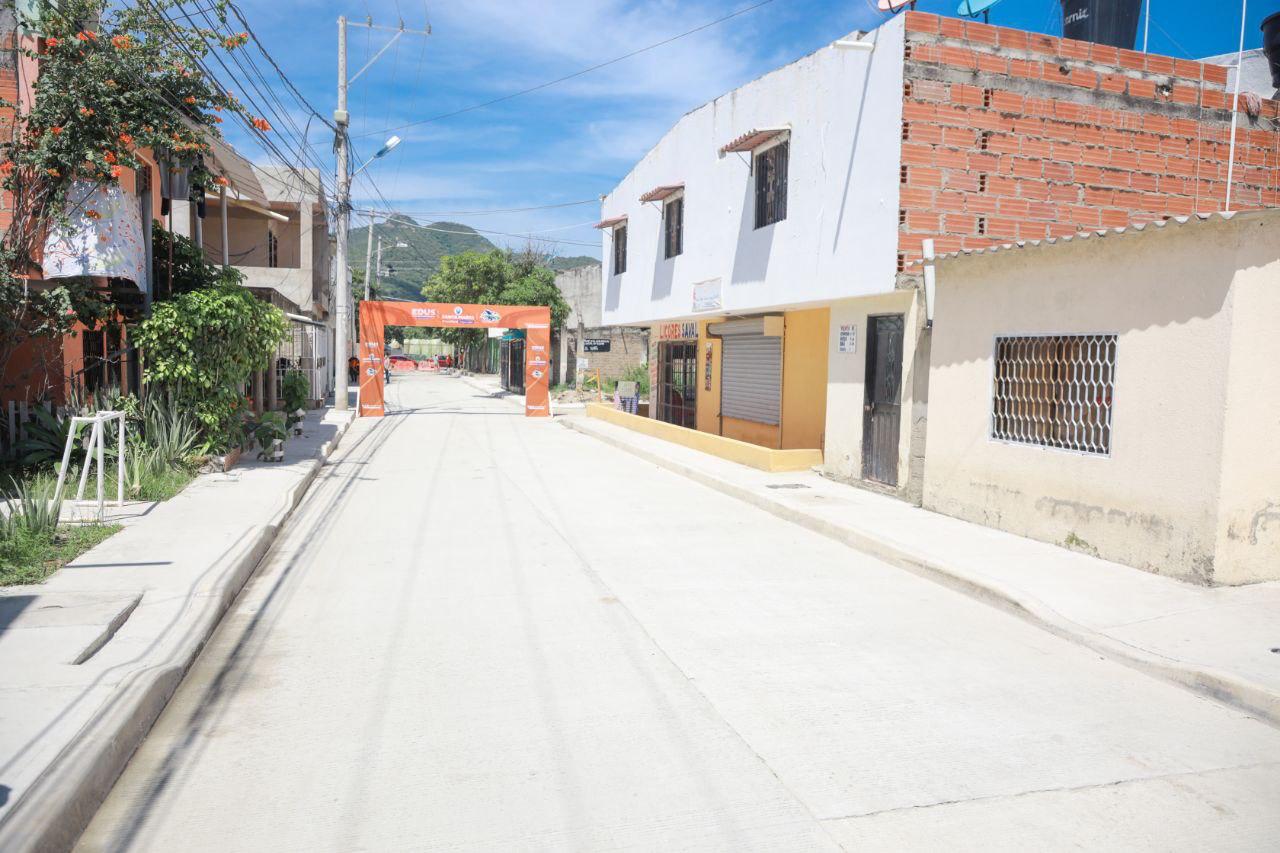 Habitantes del barrio Los Laureles disfrutan de una nueva vía pavimentada