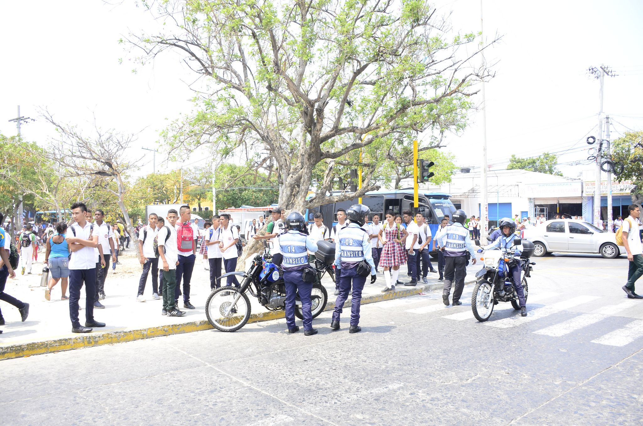 Agentes de Tránsito se toman colegios para el control a motociclistas