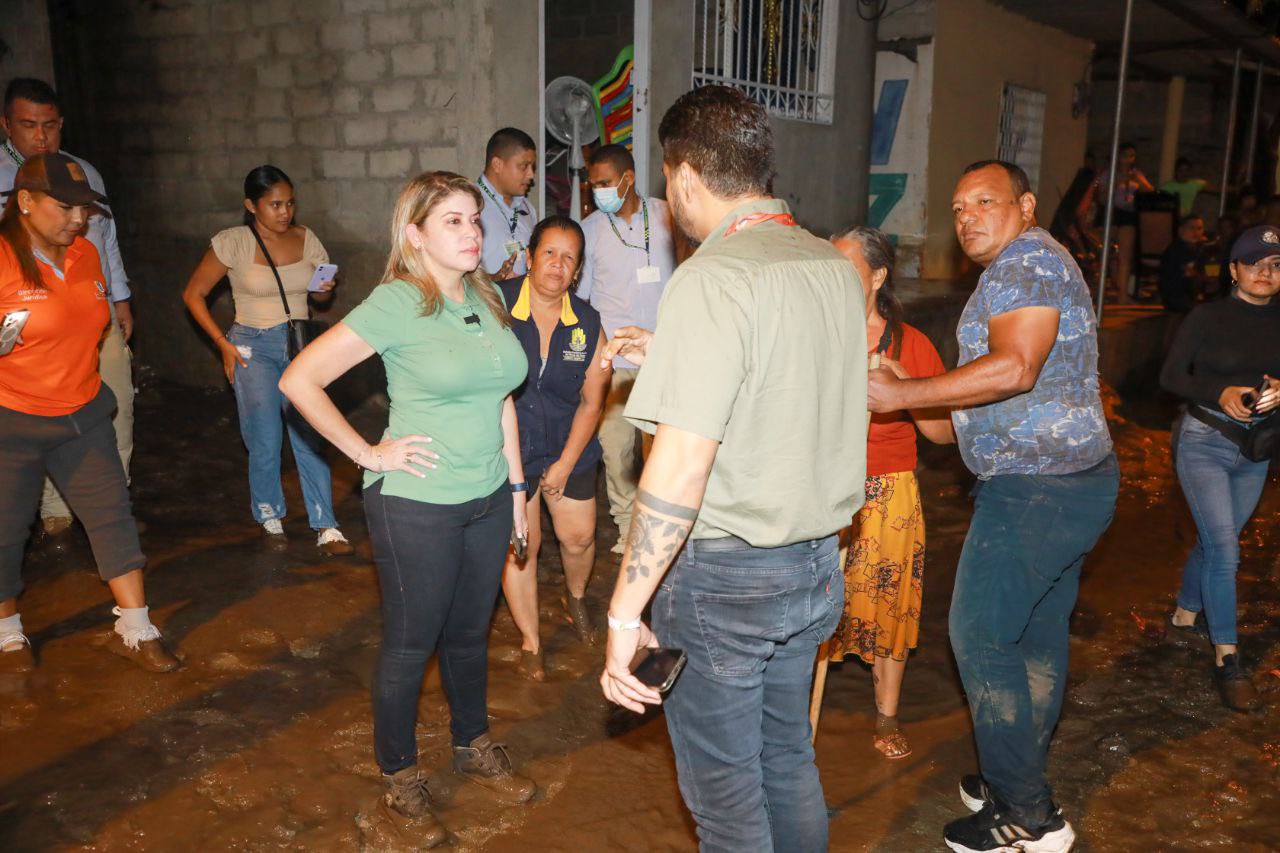 Alcaldesa Virna Johnson atiende a las familias afectadas por desbordamiento del río Manzanares