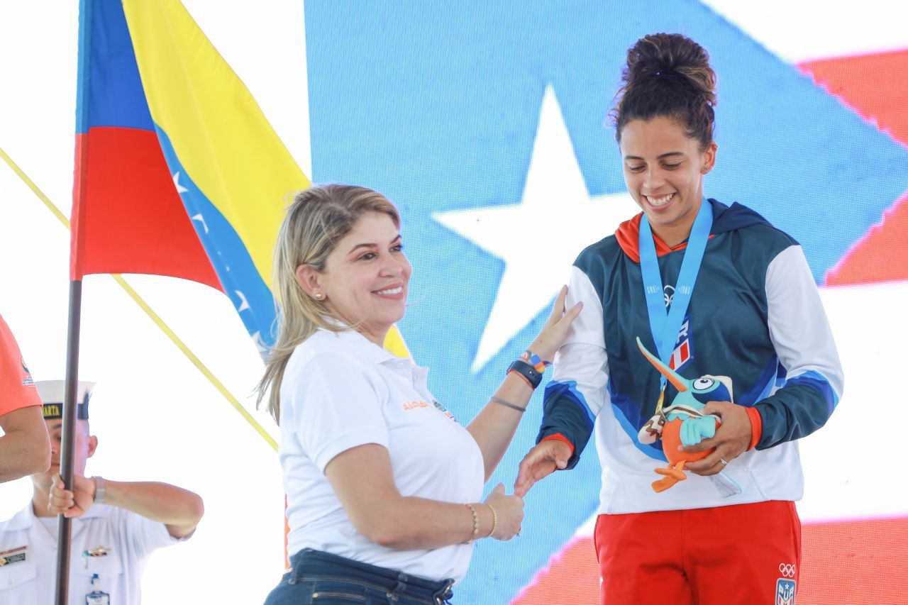 Alcaldesa Virna Johnson condecora a los primeros medallistas de los I Juegos Centroamericanos y del Caribe de Mar y Playa
