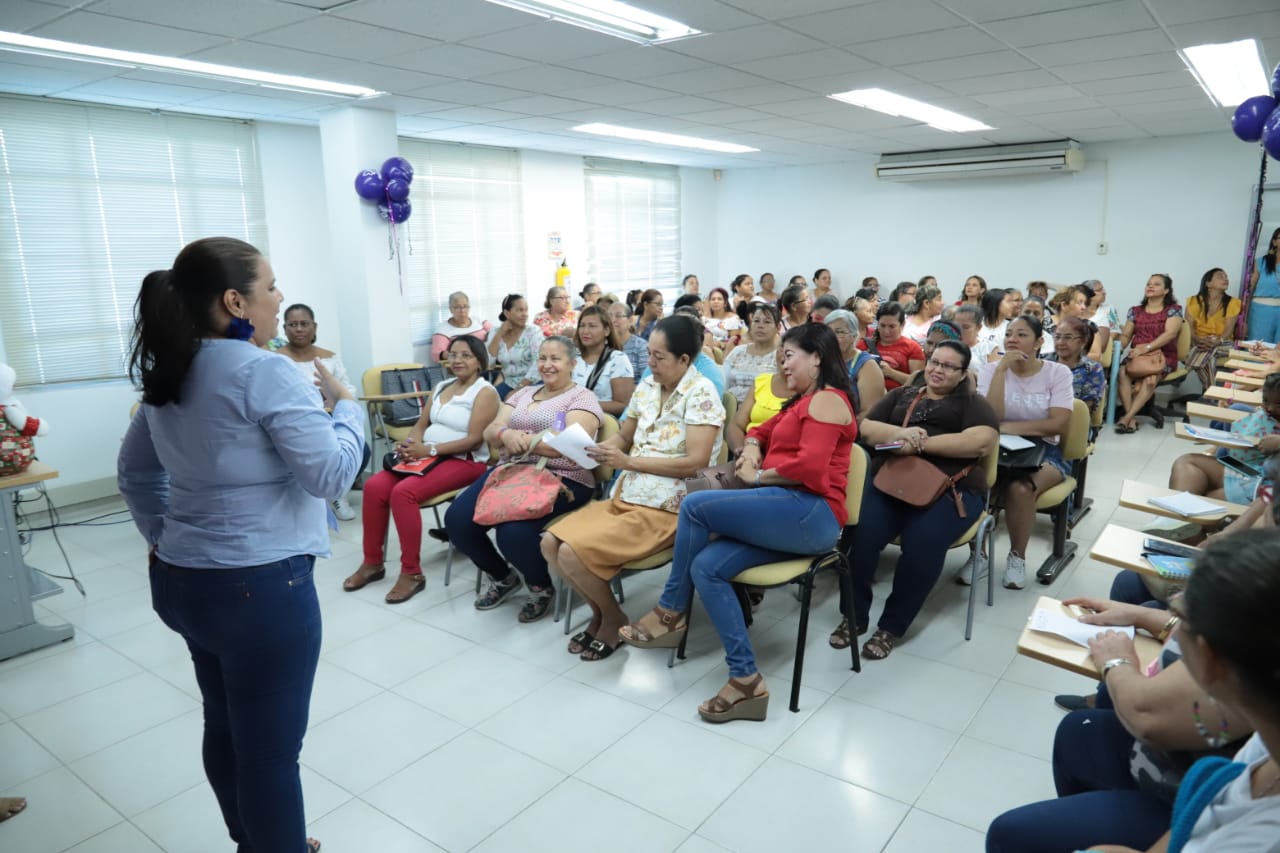 60 mujeres se capacitan en artesanías navideñas y desarrollo empresarial