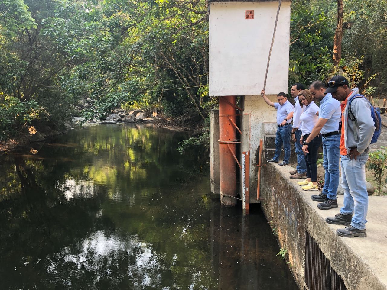 Alcalde Martínez inspeccionó captación del río Manzanares para verificar nivel de caudales