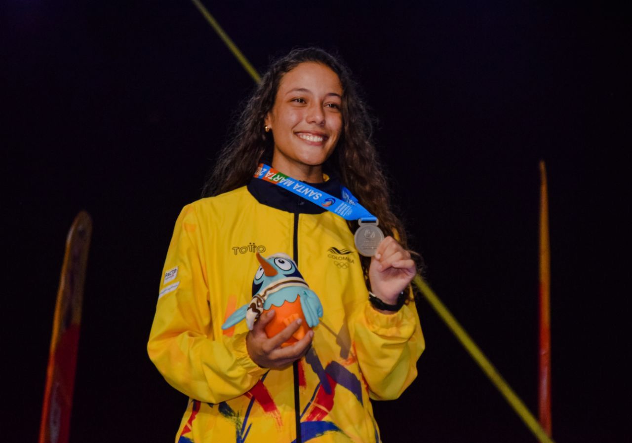 Atletas felices y satisfechos en la ceremonia de premiación de los I Juegos Centroamericanos y del Caribe Mar y Playa