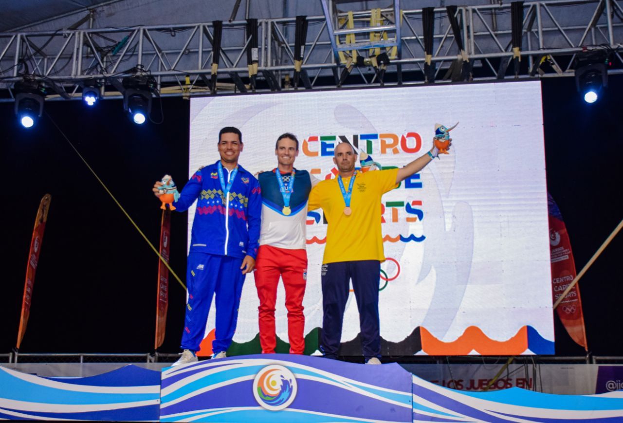 Atletas felices y satisfechos en la ceremonia de premiación de los I Juegos Centroamericanos y del Caribe Mar y Playa