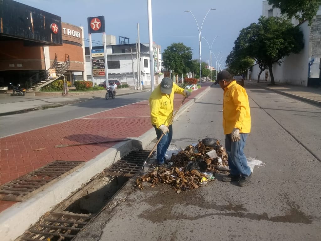 Essmar interviene la Avenida del Ferrocarril con limpieza de rejillas