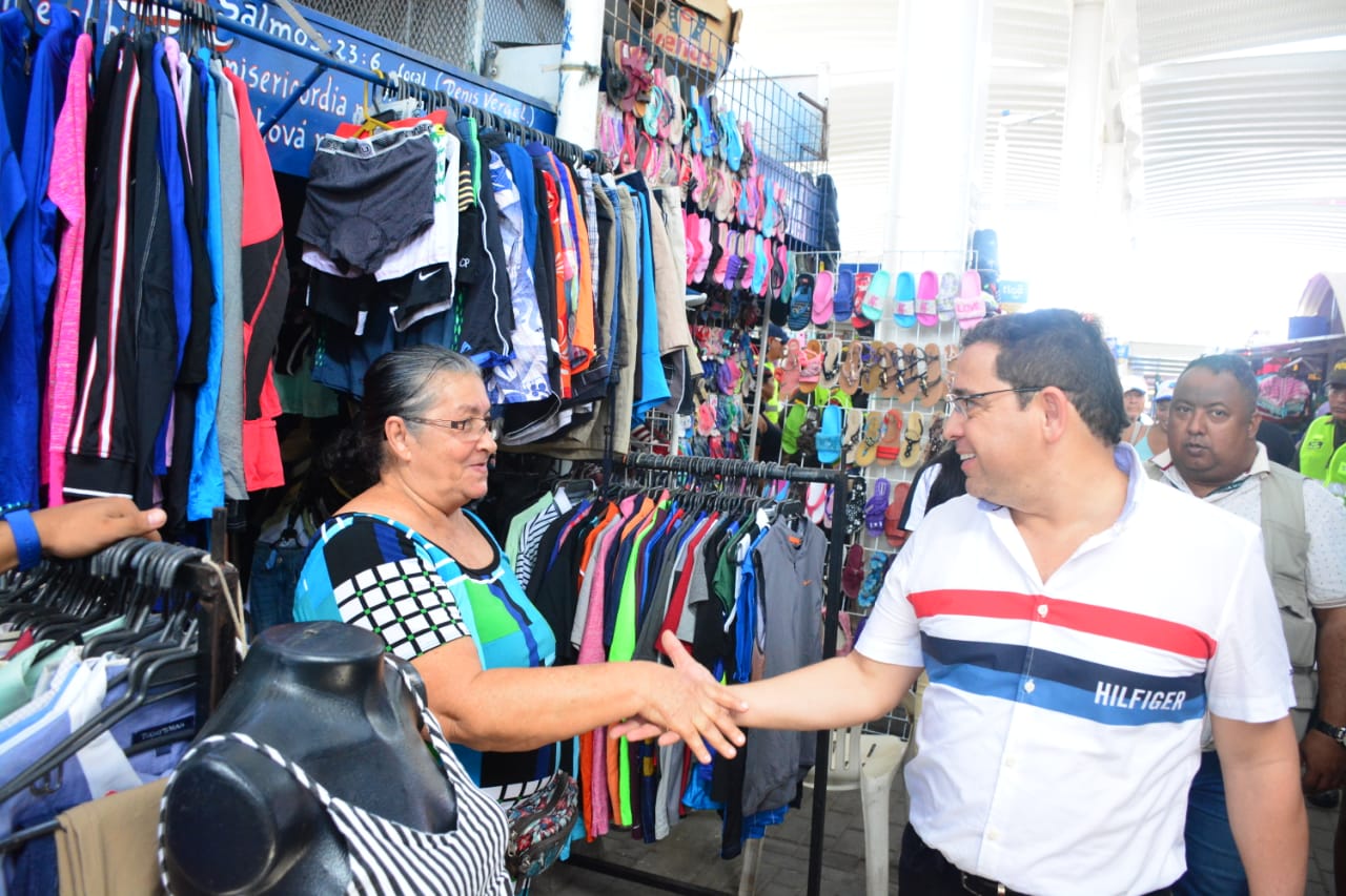 Alcalde Martínez incentiva el comercio local en la Gran Feria ‘Vamo pa’ la Galería’