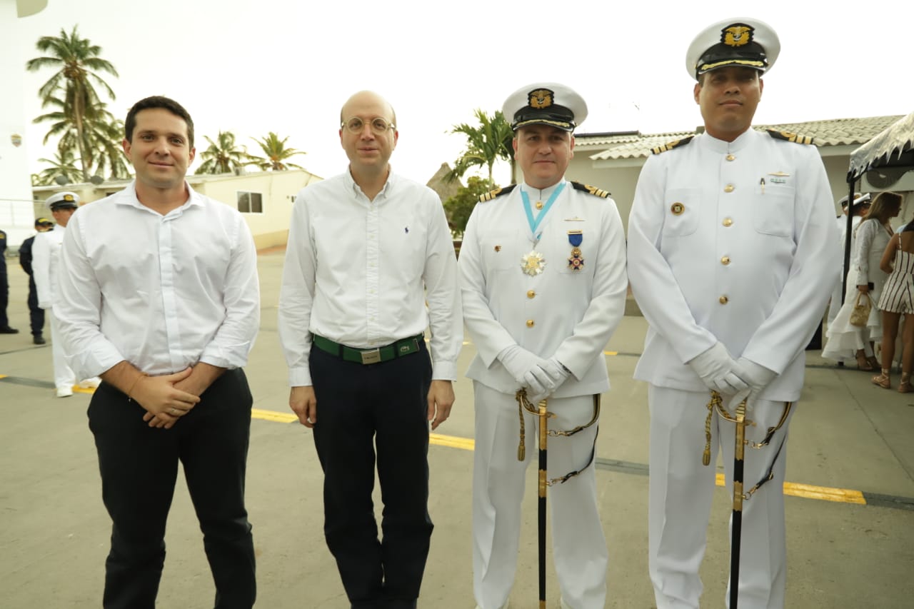 Alcaldía condecoró con la Cruz de Oro y Plata Simón Bolívar  al capitán de fragata Jorge Mario Sánchez de la Armada Nacional