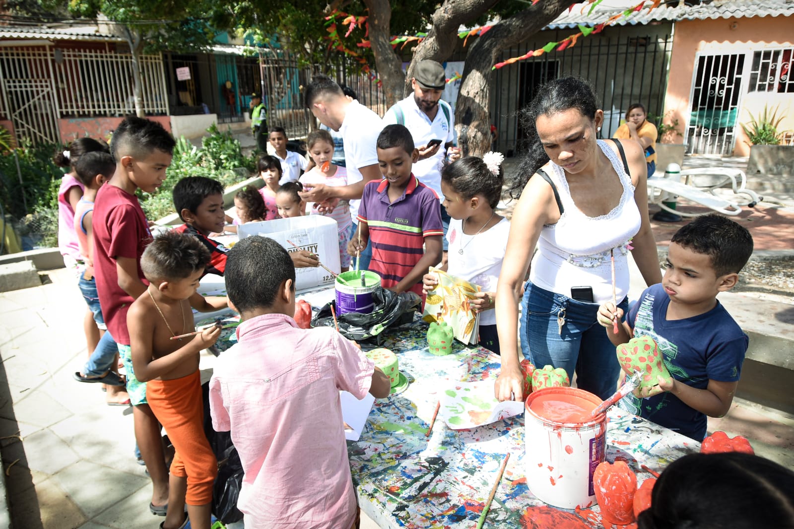 Galería Callejera en el 17 de Diciembre estuvo llena de manualidades con material reciclable