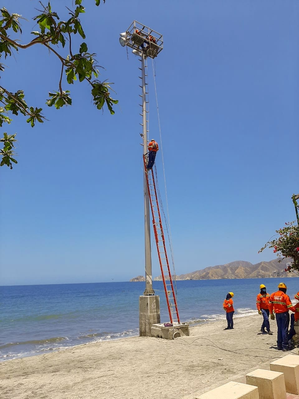 La Essmar remplaza luminarias en Playa Salguero