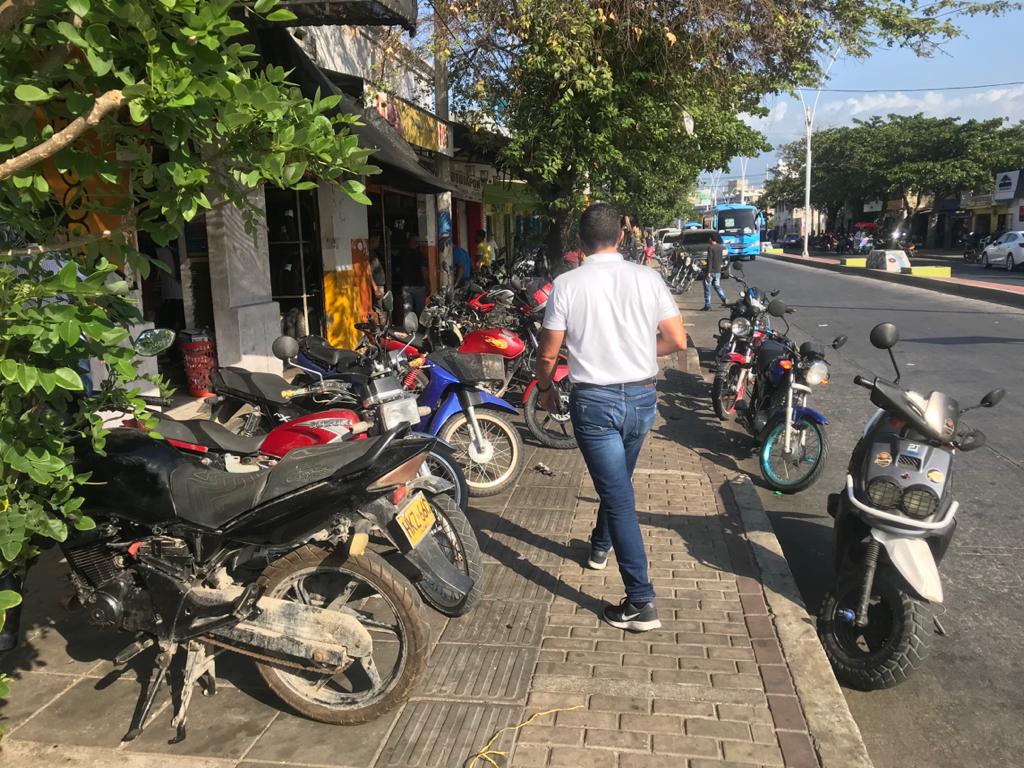 Para recuperar el espacio público, Alcaldía inicia lucha contra parqueo de motos en andenes