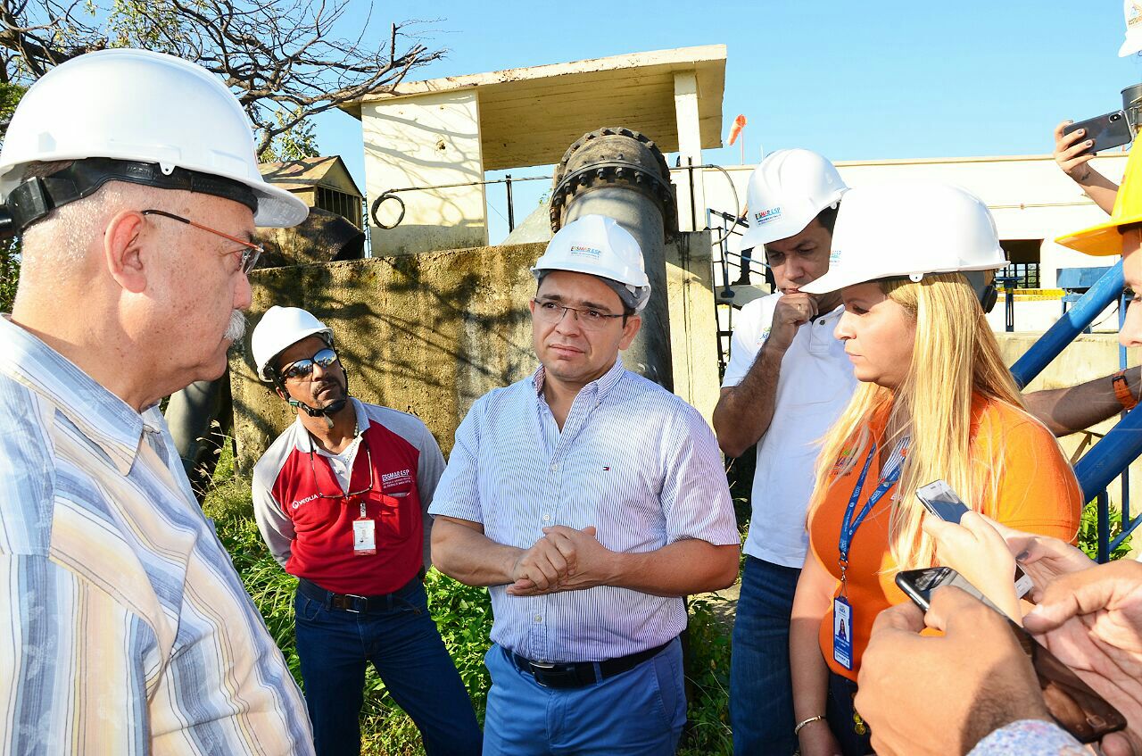 Alcalde Rafael Martínez supervisando los trabajos que se adelantan en la Planta de Tratamiento de Agua Potable de Mamatoco