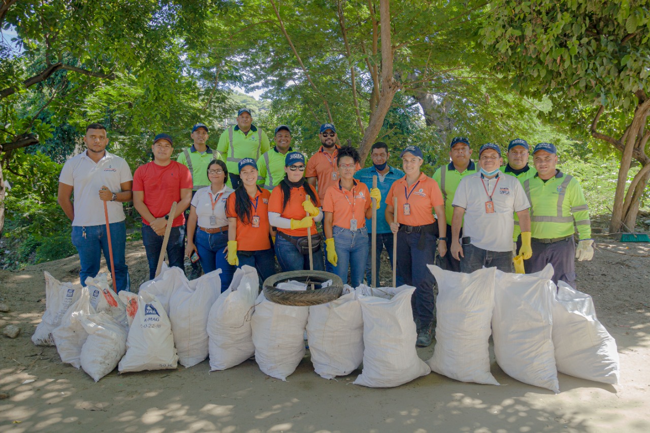 Distrito retira 420 kilos de basuras en jornada de limpieza en el río Manzanares
