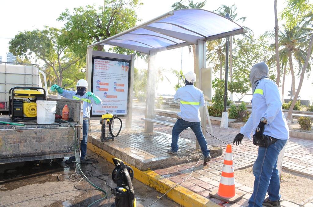 Dejan libres de infección a los paraderos de buses en Santa Marta