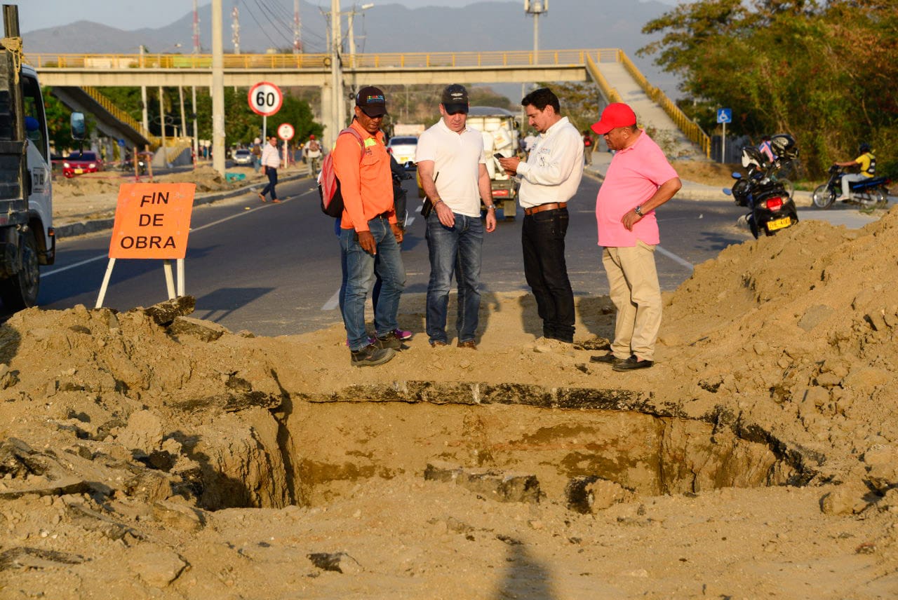 Gerente de la Essmar supervisa labores para controlar fuga de agua en Portal de las Avenidas