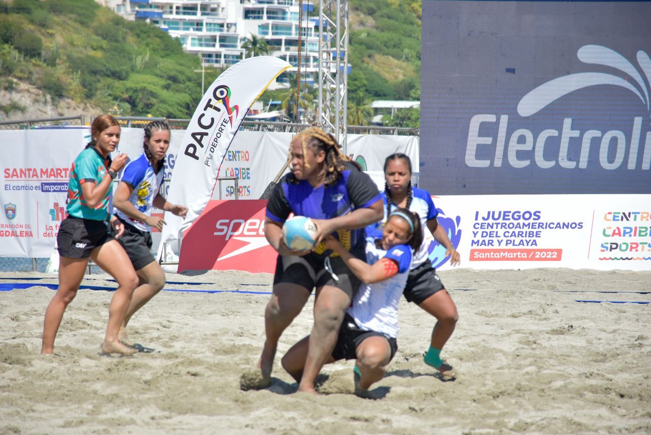 Las mujeres midieron ‘fuerza’ en rugby playa