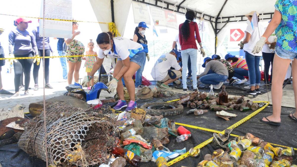 Jornada de limpieza en la desembocadura del Río Gaira