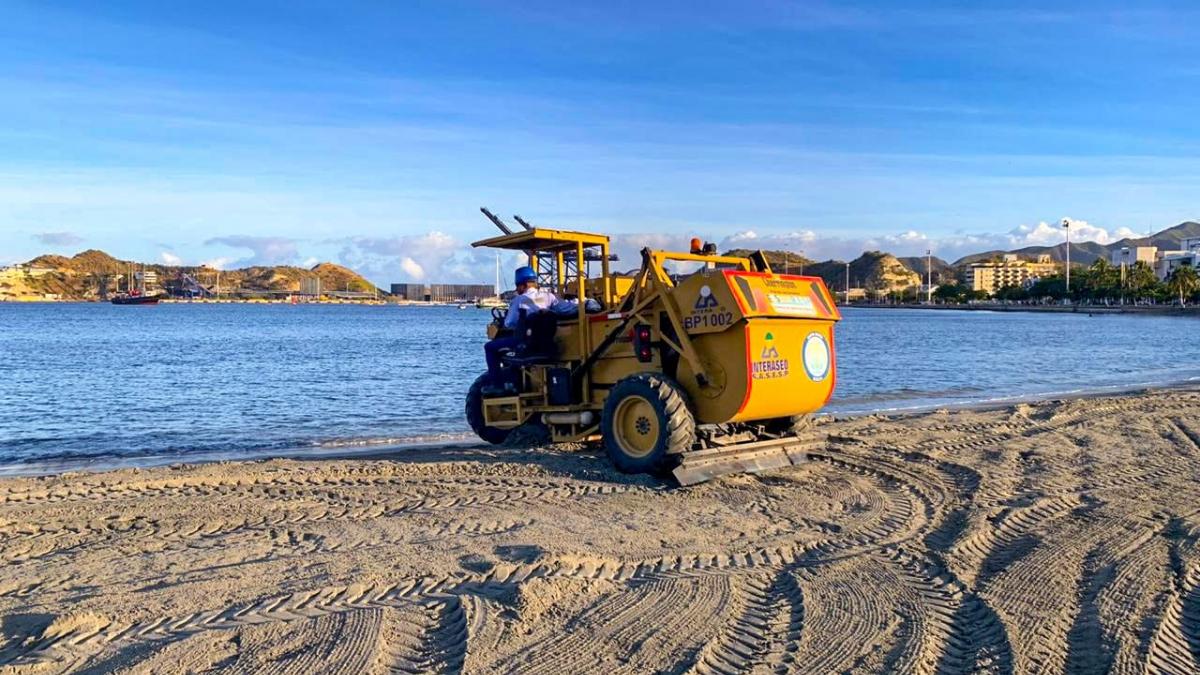 Essmar realiza limpieza y oxigenación de playas en la Bahía