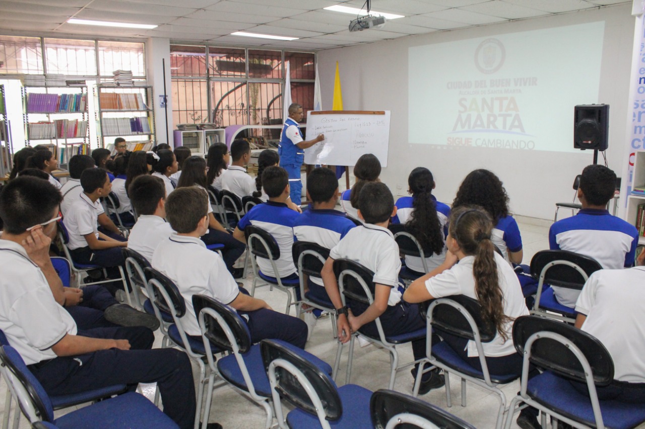 Alcaldía del Cambio realiza taller: 'Gestión del Riesgo Escolar: Preparativos escolares para la respuesta a emergencias y respuesta' en la Institución Educativa Distrital Liceo Samario